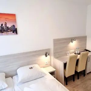 *** Otel Adler Frankfurt Almanya